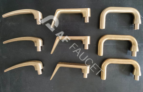 Spiegeloppervlak kraanpoetsmachine CNC-handvatselpoetsmachine voor sanitaire artikelen